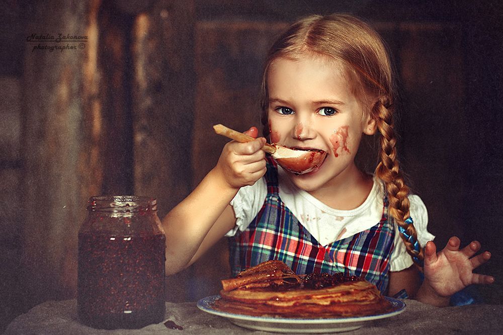 Скоро Масленица! :) Настенька напекла блинчиков! :)