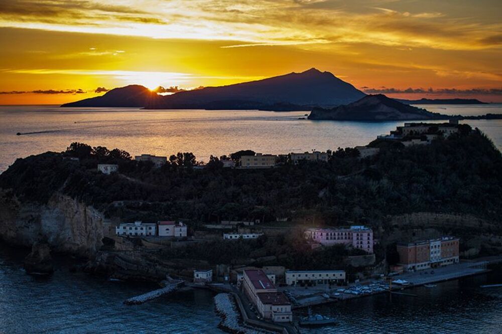 На первом плане Isola di Nisida (вулканический остров) в древние времена на этом острове жил дядька Марк Брут (который Цезаря убил) сейчас на острове находится тюрьма для несовершеннолетних и вход на него закрыт для посторонних. На заднем плане Isola di Capri  который находится в Тирренском море и входит в состав итальянской провинции Неаполь в регионе Кампания:)
2013-год