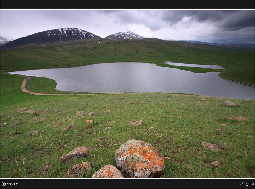 Окружённое горами.