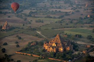 Воздушный шар над пагодой Дамаянджи, Баган.