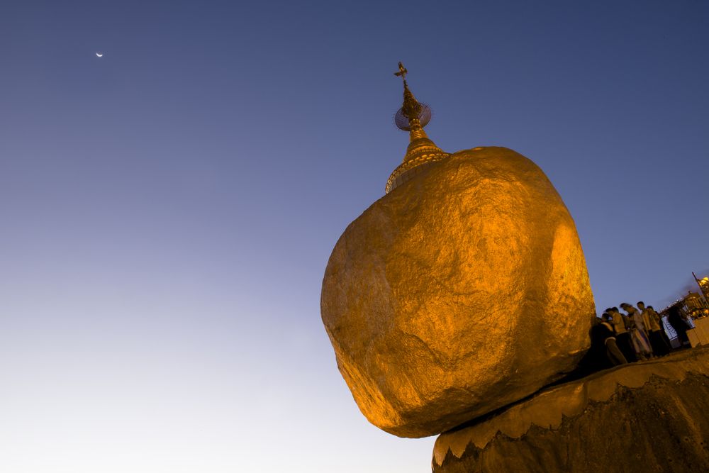 Антигравитация. Пагода Чайттийо (бирм. Kyuik hti yu), второе название Золотой Камень (Golden Rock). Одно из признанных в буддистком мире, но малоизвестное в других странах чудо света. Находится на одноименной горе в штате Мон, Мьянма. Пагода построена на вершине гранитного камня, который балансирует на краю скалы. По преданию, упасть огромной глыбе не дают три волоса Будды, которые замурованы 2500 тыс. лет назад внутри пагоды. Камень могут легко раскачать несколько человек, при этом в щель под ним можно пропустить веревку. Чайттийо покрыт несколькими слоями золота, которое круглосуточно наносят на его поверхность паломники, тысячами ежедневно прибывающими к святыне. Женщинам подходить близко и прикасаться к камню запрещено.