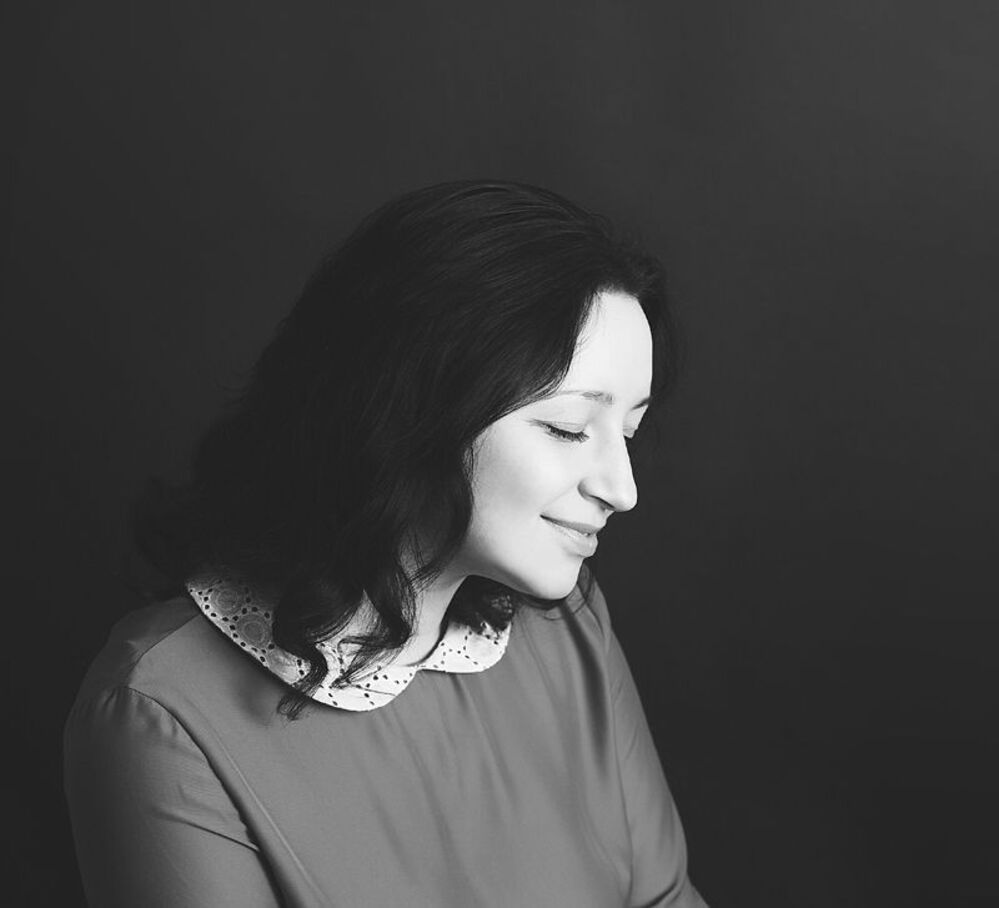 Елена. Преподаватель по рекламе и связям с общественностью. Коллекционирует старинные вещи и 
фарфоровые куклы. А также влюблена в Москву.