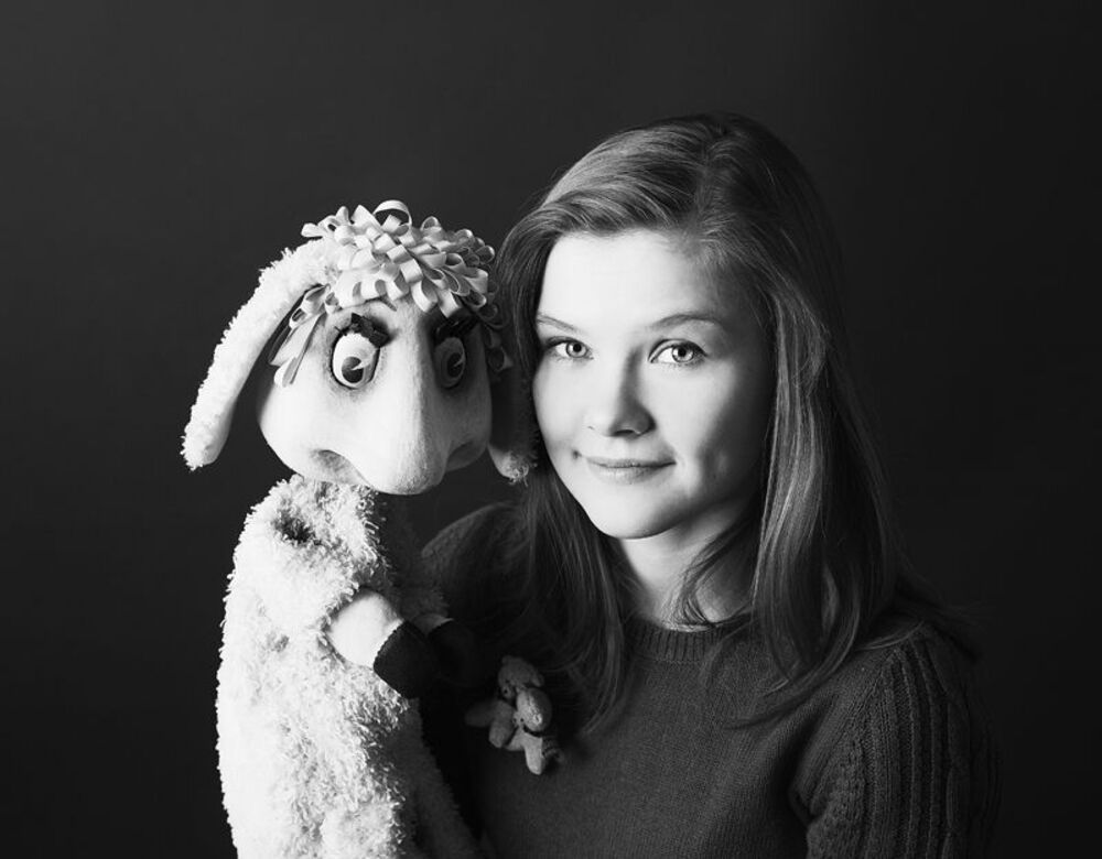 Мария. Актриса Нижнетагильского Театра Кукол. Изначально хотела быть драматической актрисой, но судьба
 распорядилась иначе, и Маша об этом совсем не жалеет. Скрип мела по школьной доске - самый ненавистный звук.