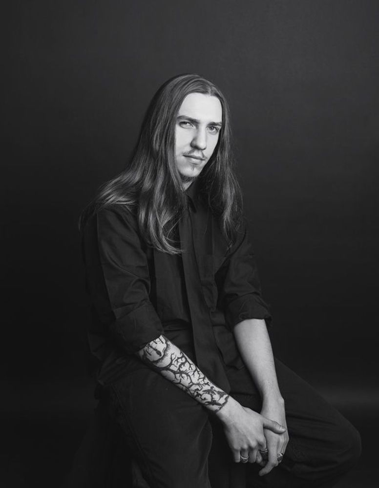 Алексей. Фельдшер в скорой помощи. Увлекается философией. Играет на гитаре и фортепиано.