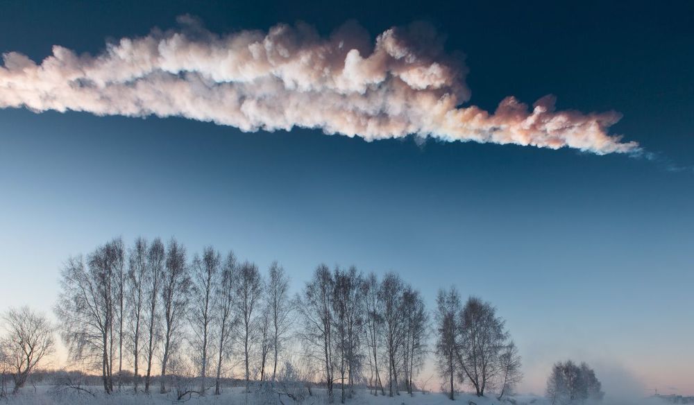 Ты идешь, а он летит. Ты лежишь, а он летит. Ты заснул, но все летит. В космосе Метеорит...