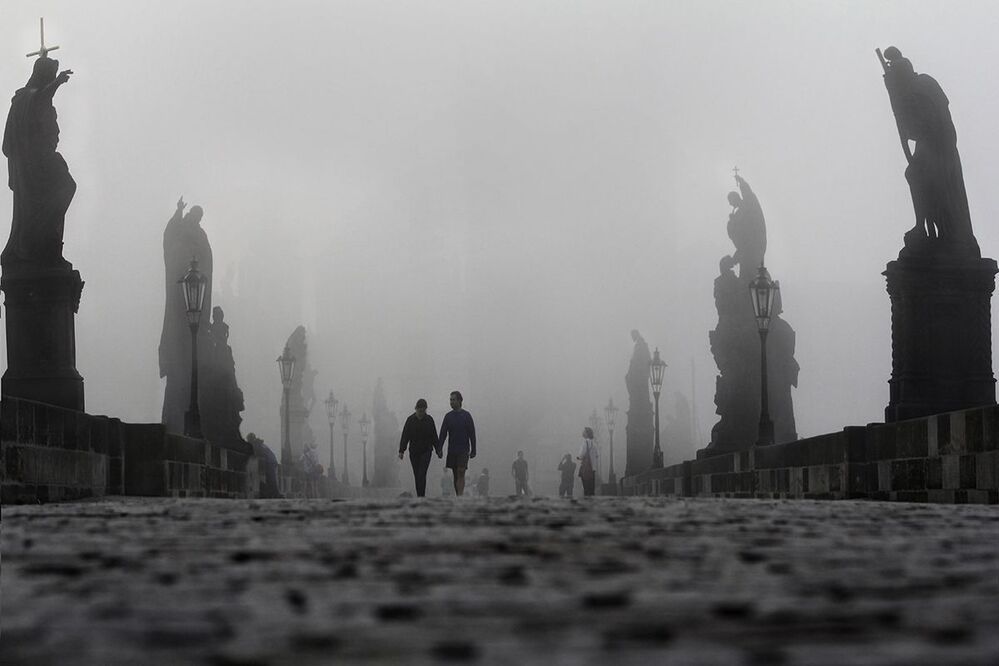 возвышаясь над людьми...