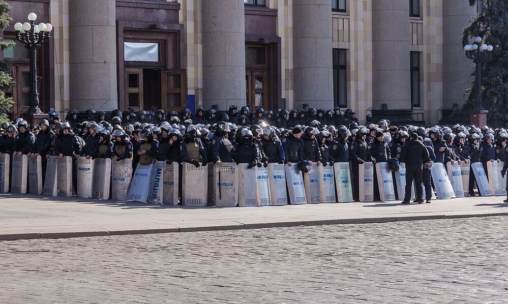 Сильный пол во всеоружии и в томительном ожидании ангажирует блеском боевых доспехов...