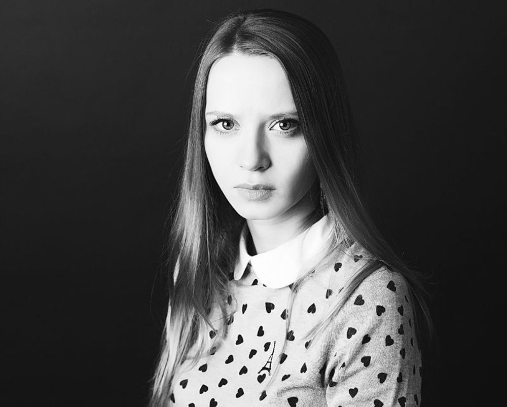 Александра. Ведущая на радио  &laquo;Экофонд&raquo;.  До этого вела прогноз погоды на телевидении, но узнав о вакансии ди-джея, решила попытать счастья. До сих пор с трепетом и волнением вспоминает свой первый эфир. Полгода назад  родила дочь Алису.
