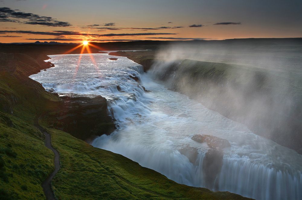 Gullfoss (иначе, Золотой водопад) &ndash; самая популярная и доступная (наряду с Гейзером) достопримечательность Исландии.  Днем  там от туристическо-автобусного народа не протолкнешься, зато на рассвете тишь и гладь, благо жить поблизости не особо есть где