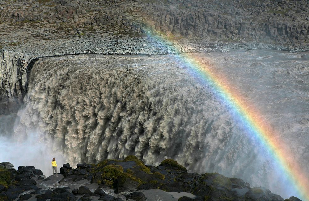 Dettifoss &ndash; самый мощный водопад в Европе, находится на речке со смешным названием Йокулса-а-Фьёллум, что на севере Исландии. Говорят, что низвергает (или чо там водопады делают?) 200 кубометров воды в секунду
