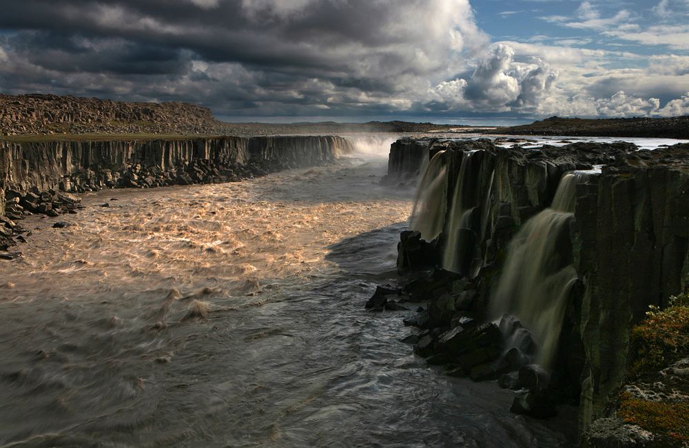 Selfoss &ndash; водопадец небольшой, всего 11 метров в высоту, так что в основном славен тем, что находится рядом с Dettifoss-ом, о котором было чуть выше
