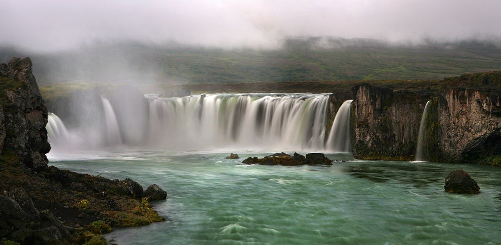 Godafoss, или Водопад богов (по-исландски) &ndash; считается одним из самых живописных водопадов на острове (не совсем согласен), название свое получил из-за того, что дядька по имени Торгир Льёсветнингагоди, возвращаясь году этак в 999-м с ежегодной законодательной  тусовки в Тингвеллере, побросал в водопад  подобранных по дороге идолищ окаянных, после чего Исландия благополучно стала христианской