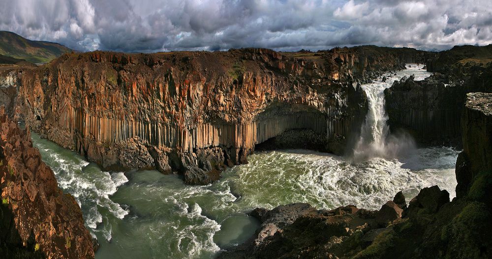Aldeyjarfoss &ndash; находится в Исландском глухоманье, невдалеке от Sprengisandur Highland Road, что пересекает остров с севера на юг. В интернете пишут, что особую прелесть водопаду придает контраст между черными базальтовыми колоннами (на фотке они красные) и белой пенящейся водой