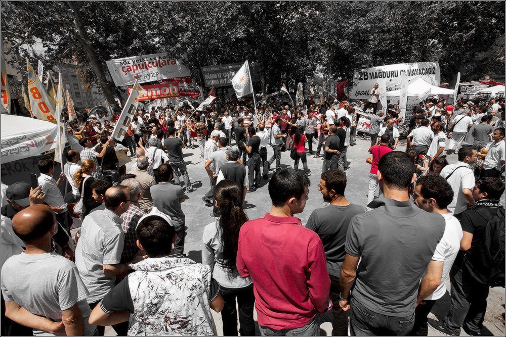 ....митинги и пляски под Варшавянку. мотив и даже часть слов помню со школы. когда  узнал мелодию (не сразу!) шок был как после  посещения православного крестного хода  в Эфиопии.  Это точно посильнее чем Фауст.  http://vk.com/video133342972_165499296