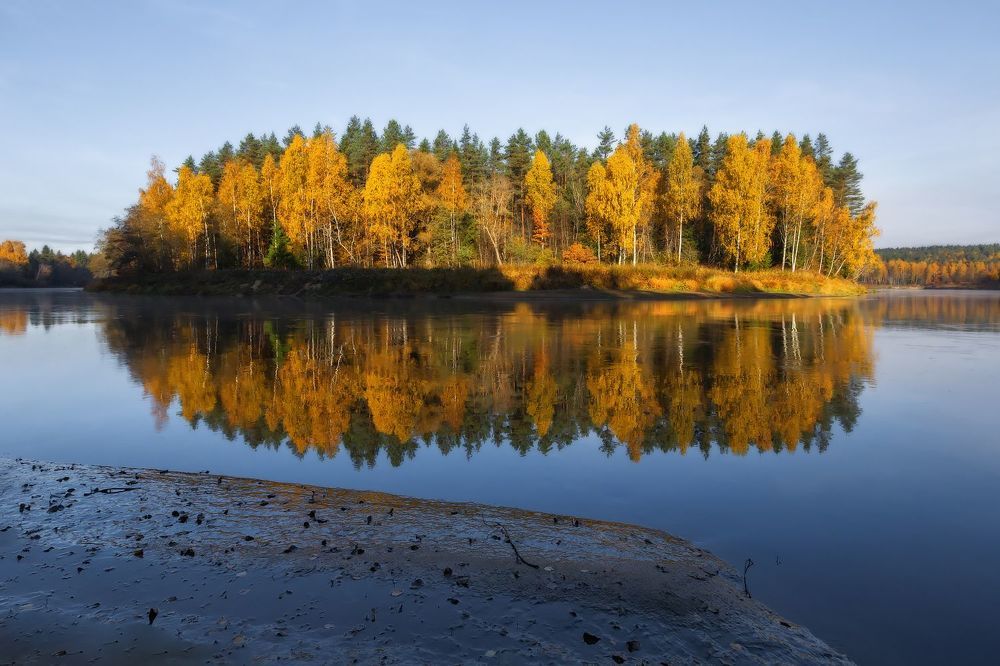 Осени река