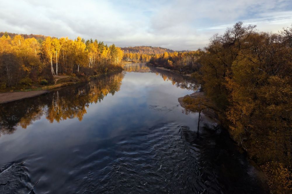 Осени река