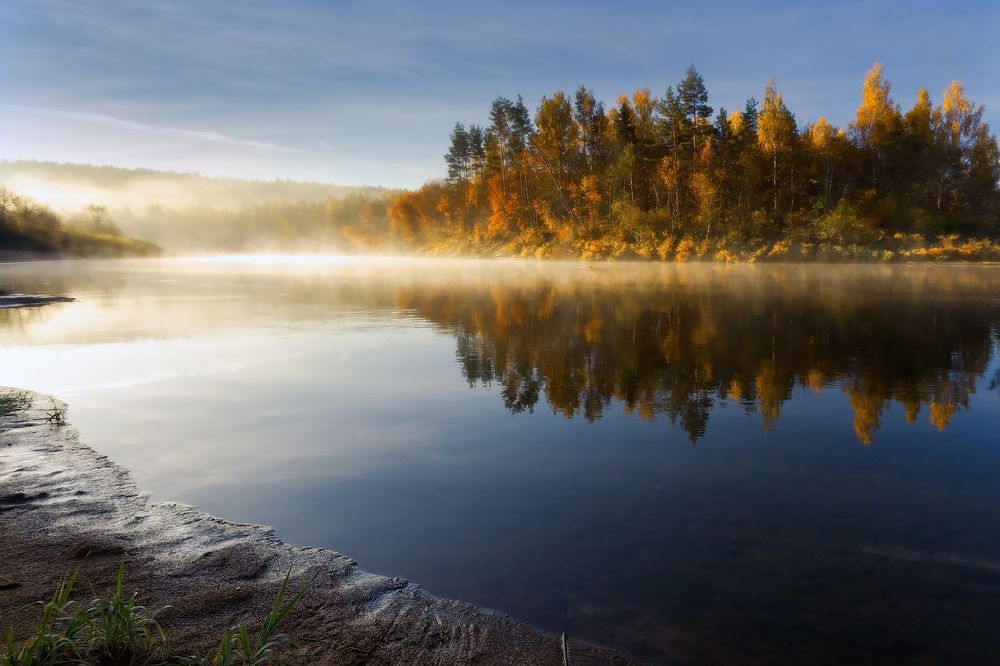 Осени река