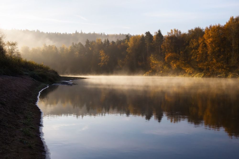 Осени река