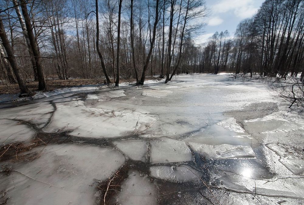 02 Из-за колебаний уровня воды толстый лёд дал трещины у берегов