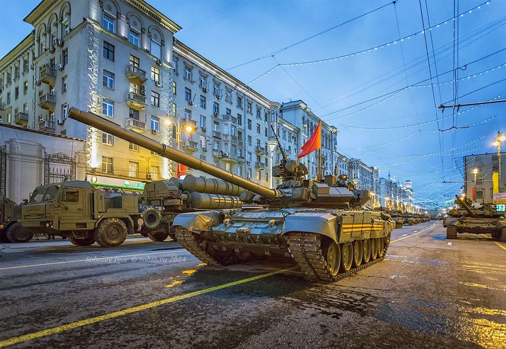 Танк - Т-90 (на заднем плане - ЗРС "Триумф" С-400)