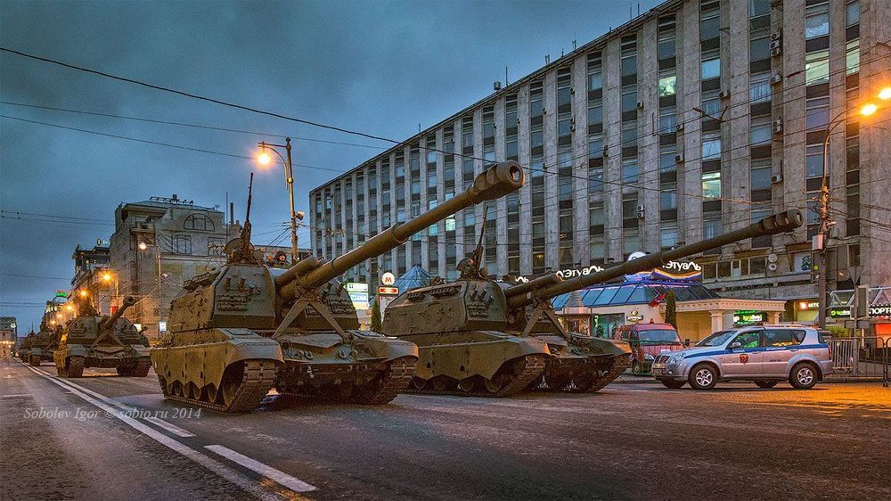 В Москве, особенно в центре, очень проблемно с парковкой, Можно и на полицию нарваться, да. (Самоходная 152-мм гаубица &laquo;Мста-С&raquo;)