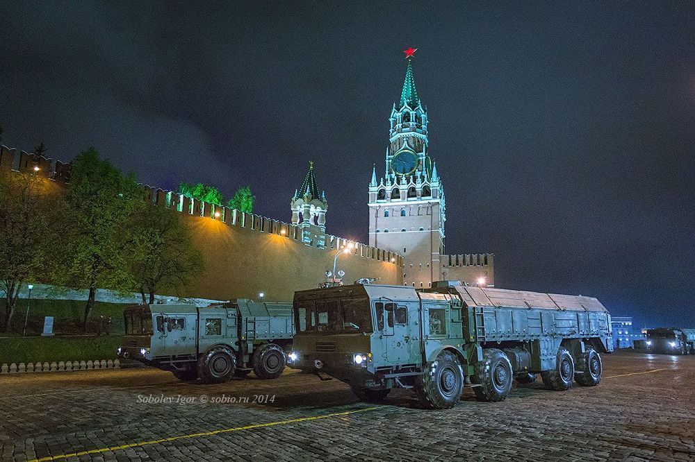 "Искандер-М" - гроза НАТО в восточной Европе. А на вид - очень вежливая машина. ( Оперативно-тактический ракетный комплекс "Искандер")