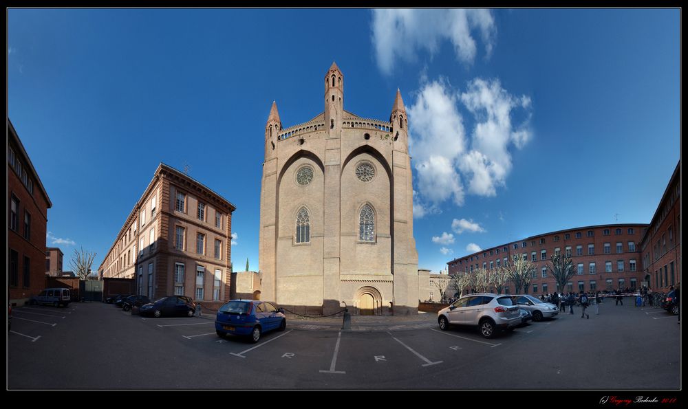 Базилика Якобинцев (Eglise des Jacobins) . Построена в 14-м века. Известна тем, что здесь покоятся мощи великого богослова Фомы Аквинского.