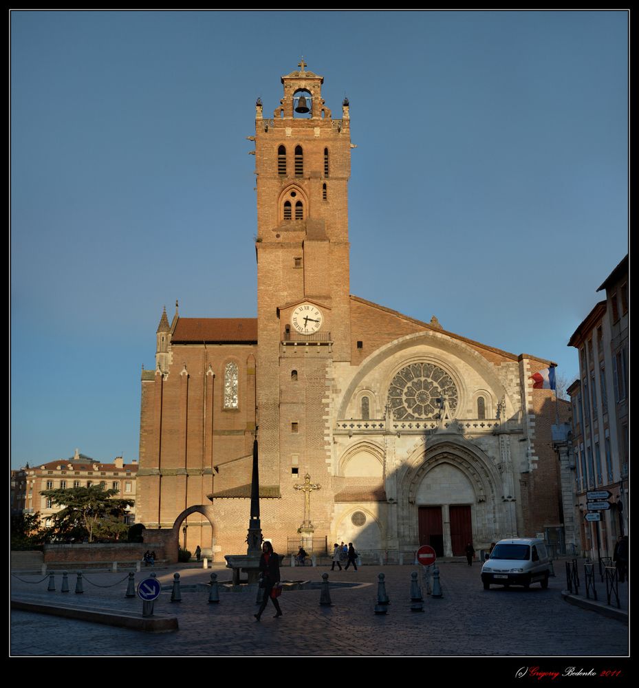 Кафедральный собор Сент-Этьен (La cath&eacute;drale Saint-Etienne). Был заложен в 1073 году и строился на протяжении многих столетий. Считается ярким примером  южнофранцузской готики.