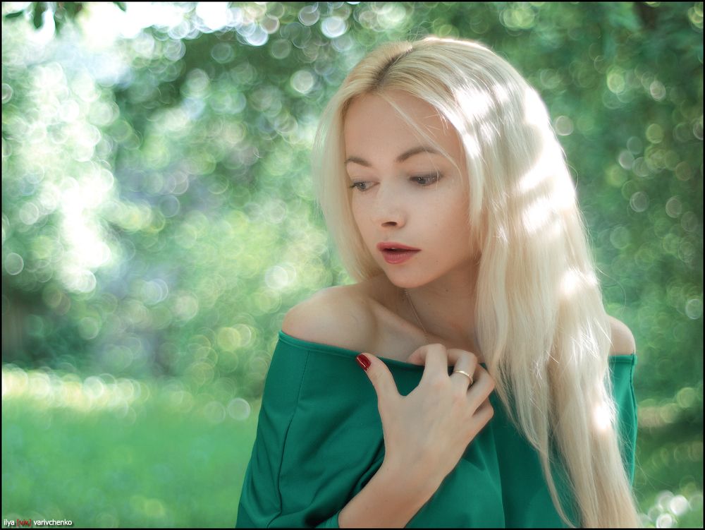 Оля.