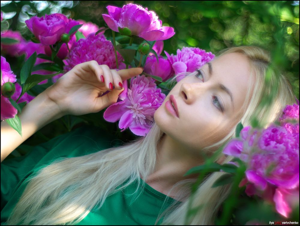 Оля.