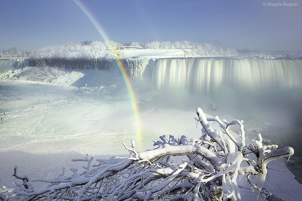 The Mist, Ice and Rainbow 


Это - Ниагарский водопад после Полярного Вихря в январе 2014. Река, замороженная полностью к падениям. Это был один из самых холодных дней, которые я могу помнить, так как я живу здесь. Ненадолго солнце вышло, и половина радуги круга присутствовала по падениям. (Google translation)