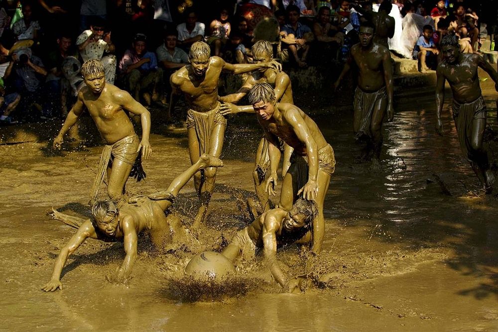 Bac Giang province's traditional all-male mud wrestling competition