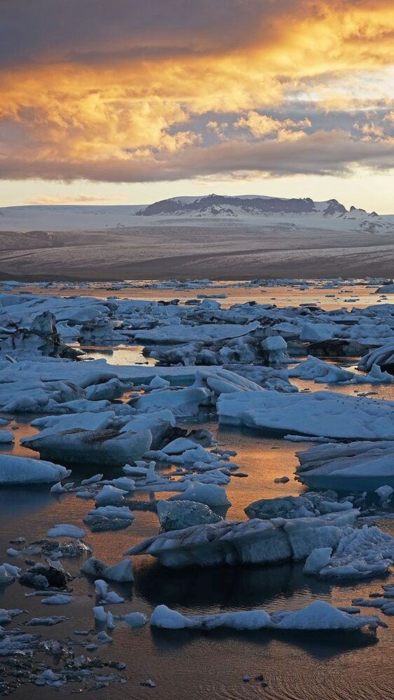 Jokullsarlon, Исландия. 
Закат над ледниковым озером Йокульсарлон на юге Исландии. В эту пору года солнце не садится полностью, а только прячется за горами на несколько часов, устраивая невероятные светопредставления.
Июнь, 2014