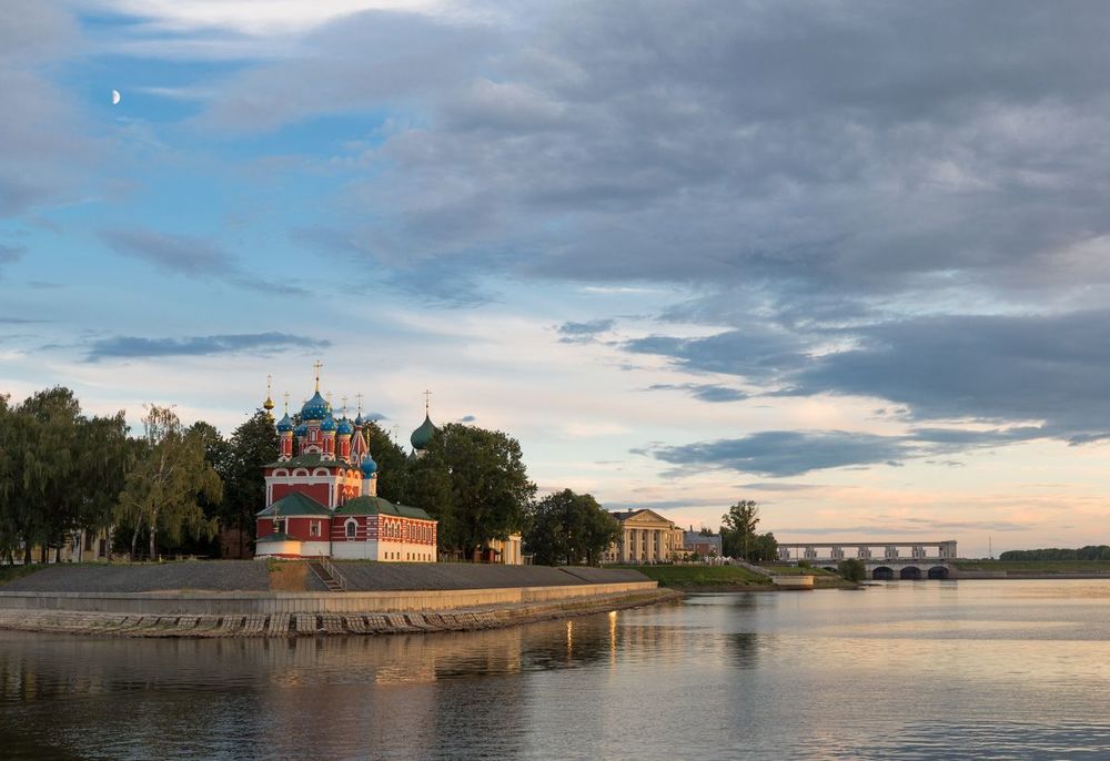 Вид на Кремль. Церковь Дмитрия на крови