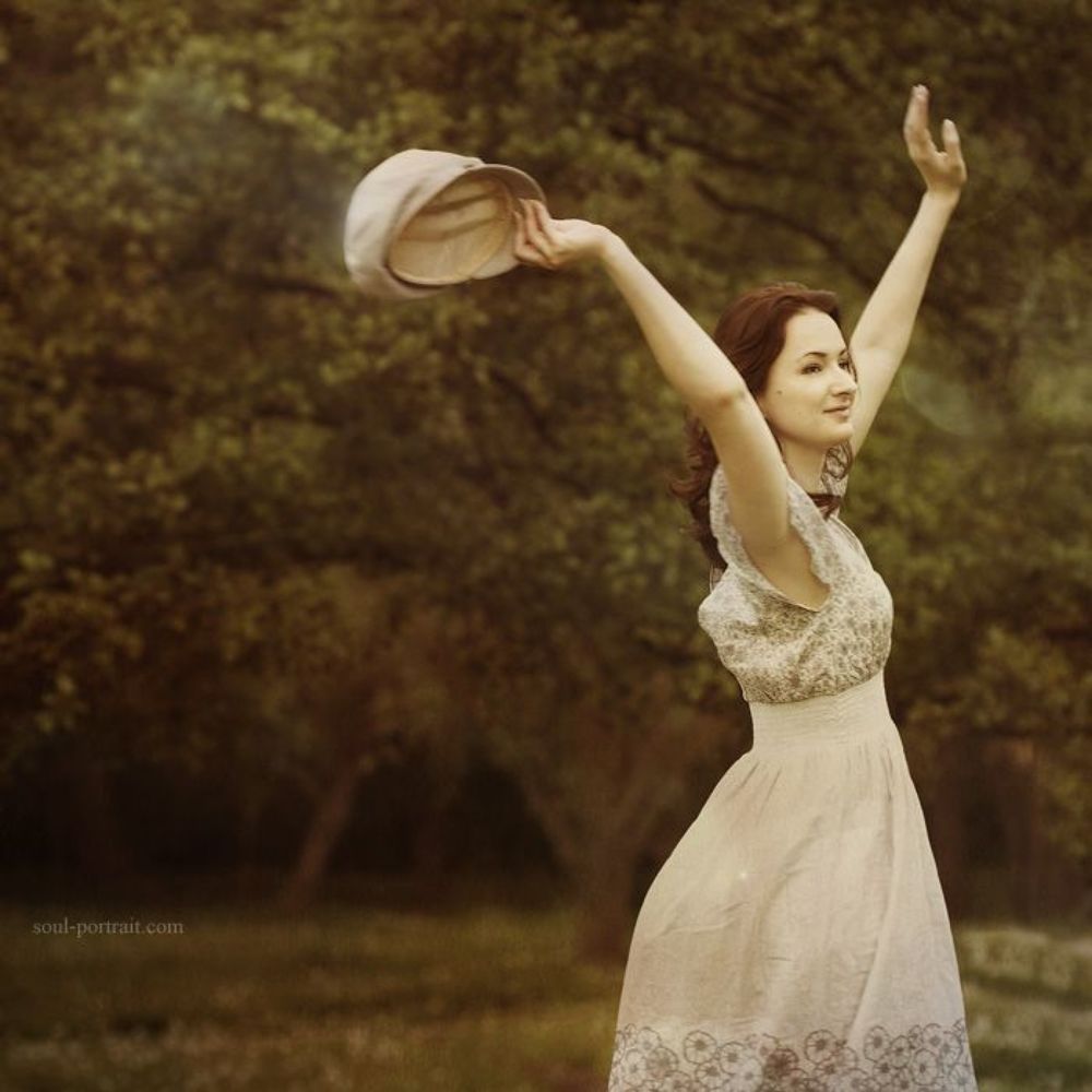 Девушка в саду
