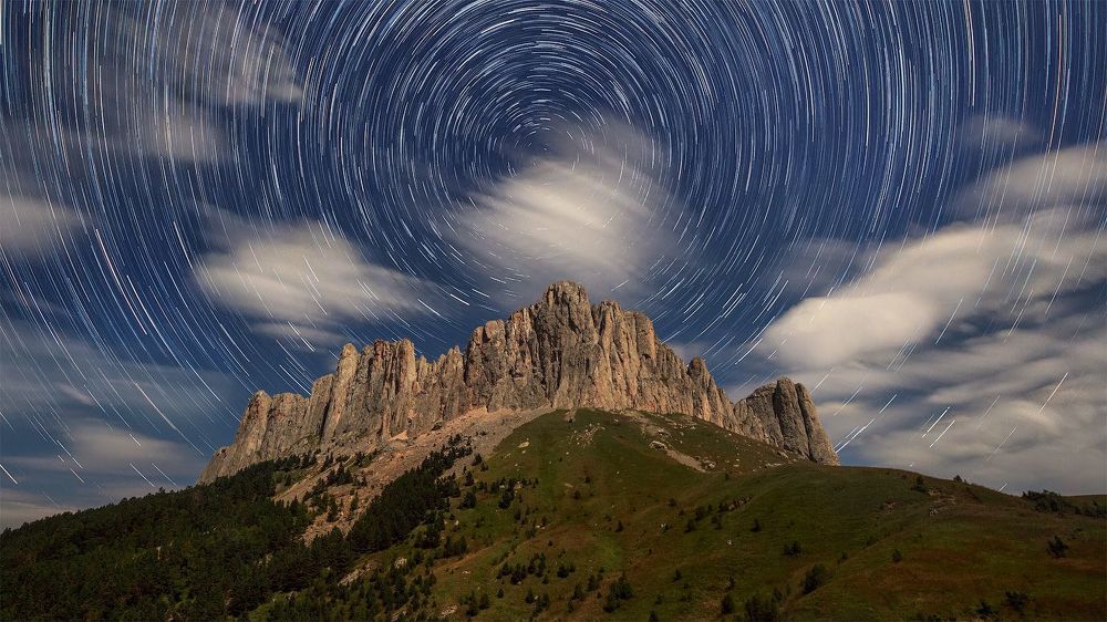 Canon 5D Mark II + Canon EF 16-35mm f/4L IS USM . 200 кадров, сшито в Startrails, ISO 1600, f4, EV 30 sec, FL 16mm.