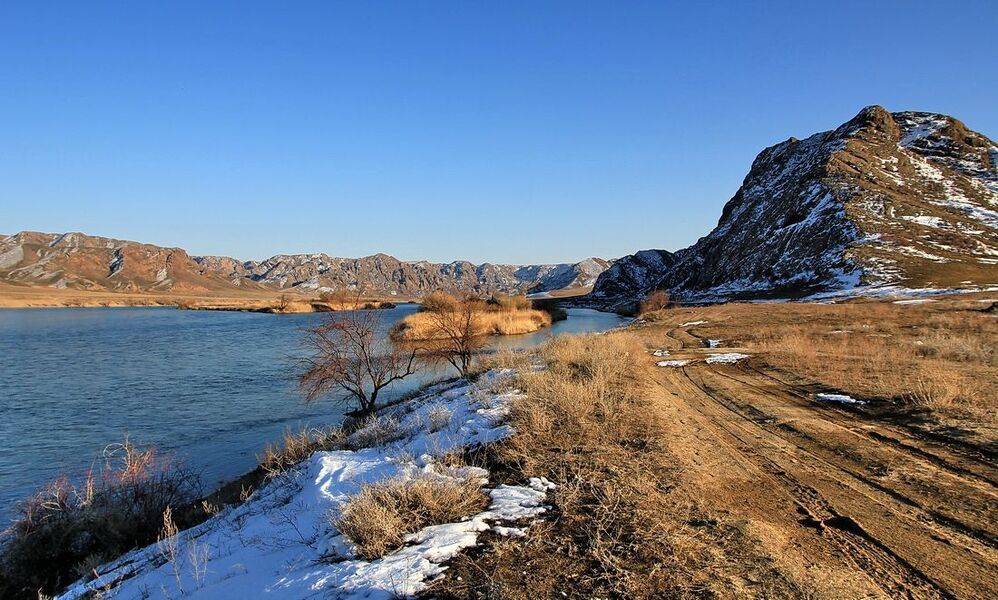 У реки