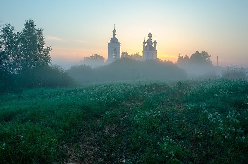 Даже не верится, как будто время повернуло вспять, и мы оказались в годы правления Алексея Михаиловича Романова, когда Дунилово было царской вотчиной. В числе прочего, село поставляло ко двору орехи, соленые грузди, лисички. И сейчас леса богаты ягодами и грибами. Правда грузди мы не нашли, но лисички, подберезовики и белые встречаются.
