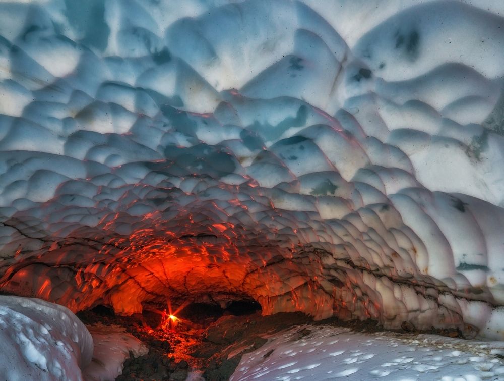 Снежные пещеры Камчатки.