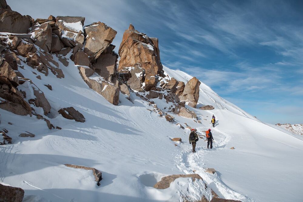 Climbing to peak of Molodezhniy.
