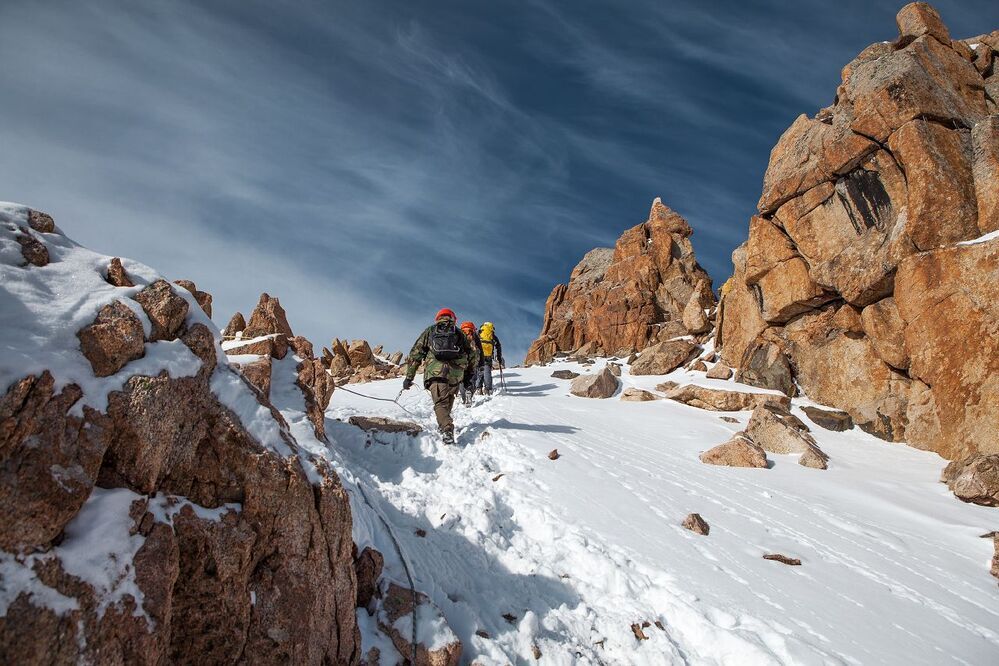 Climbing to peak of Molodezhniy.