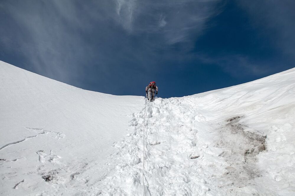 Climbing to peak of Molodezhniy.