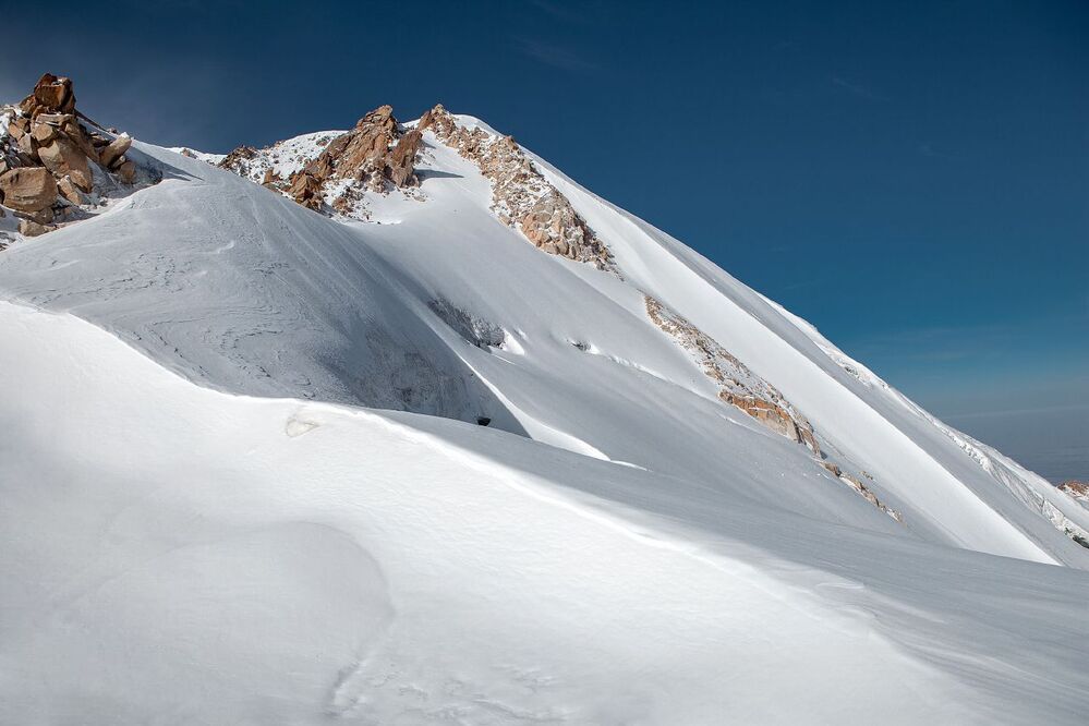 Climbing to peak of Molodezhniy.