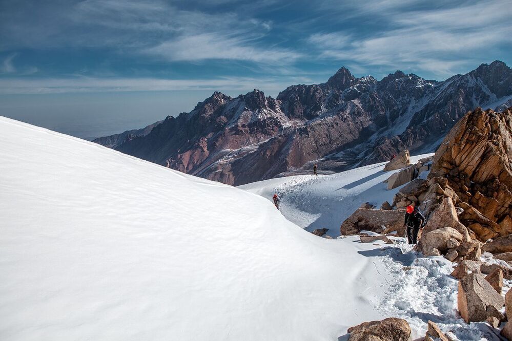 Climbing to peak of Molodezhniy.