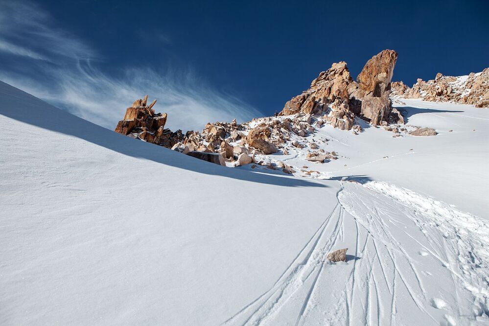 Climbing to peak of Molodezhniy.