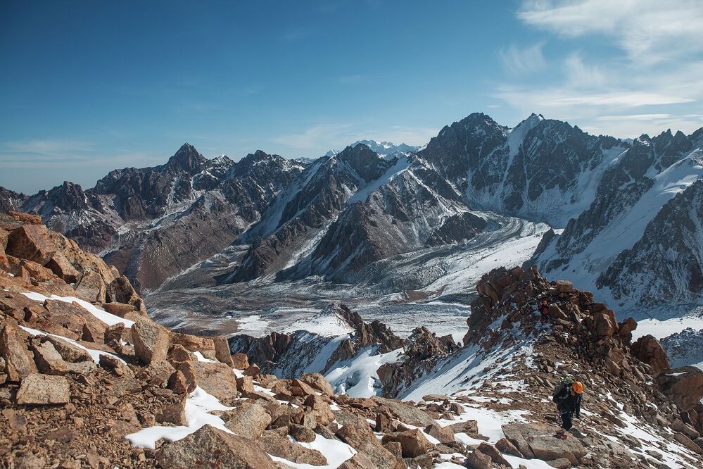 Climbing to peak of Molodezhniy.