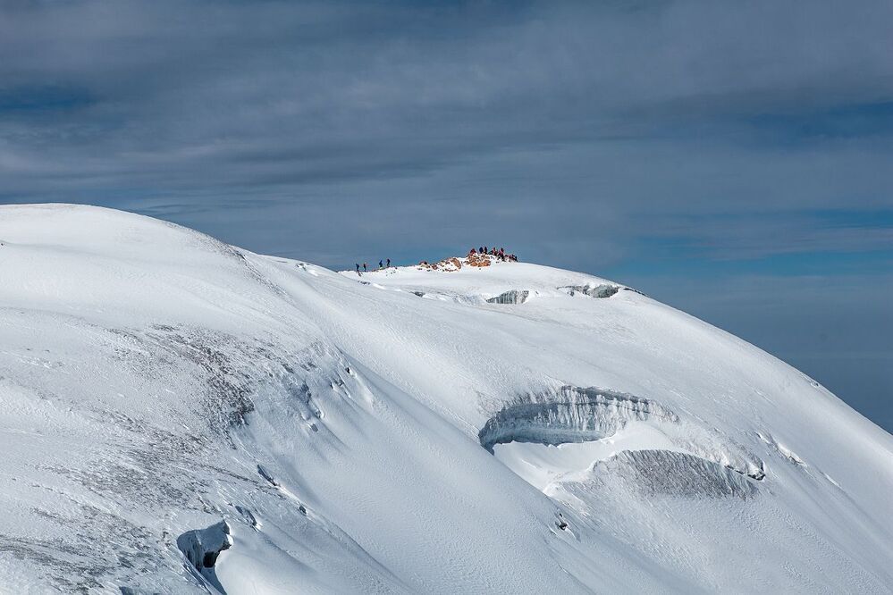 Climbing to peak of Molodezhniy.