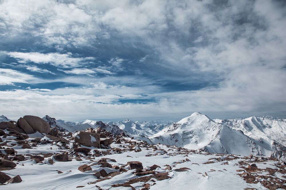 Climbing to peak of Molodezhniy.