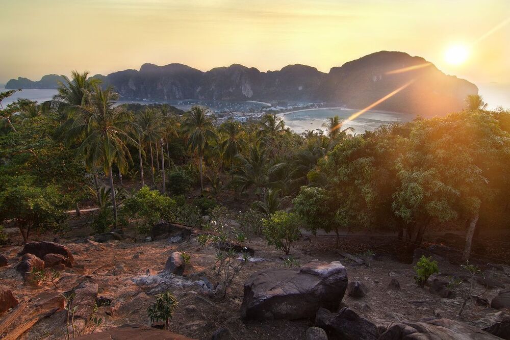 Остров Пи-Пи (Koh Phi Phi)
Один из красивейших и необычных островов Таиланда, находится в провинции Краби.
Пи Пи наиболее пострадавший остров во время ужасного цунами 10 лет назад.., число погибших составило более 2000 человек.
Так же острова Пи-Пи знамениты тем, что именно на острове Пи-Пи Лей (его часть видно с левой стороны), проходили съемки знаменитого фильма Пляж, с участием Леонардо Ди Каприо.