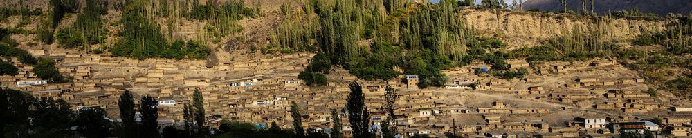 Предлагаю посмотреть на фотографию деревни более детально по следующей ссылке:
http://goo.gl/mlNaOc